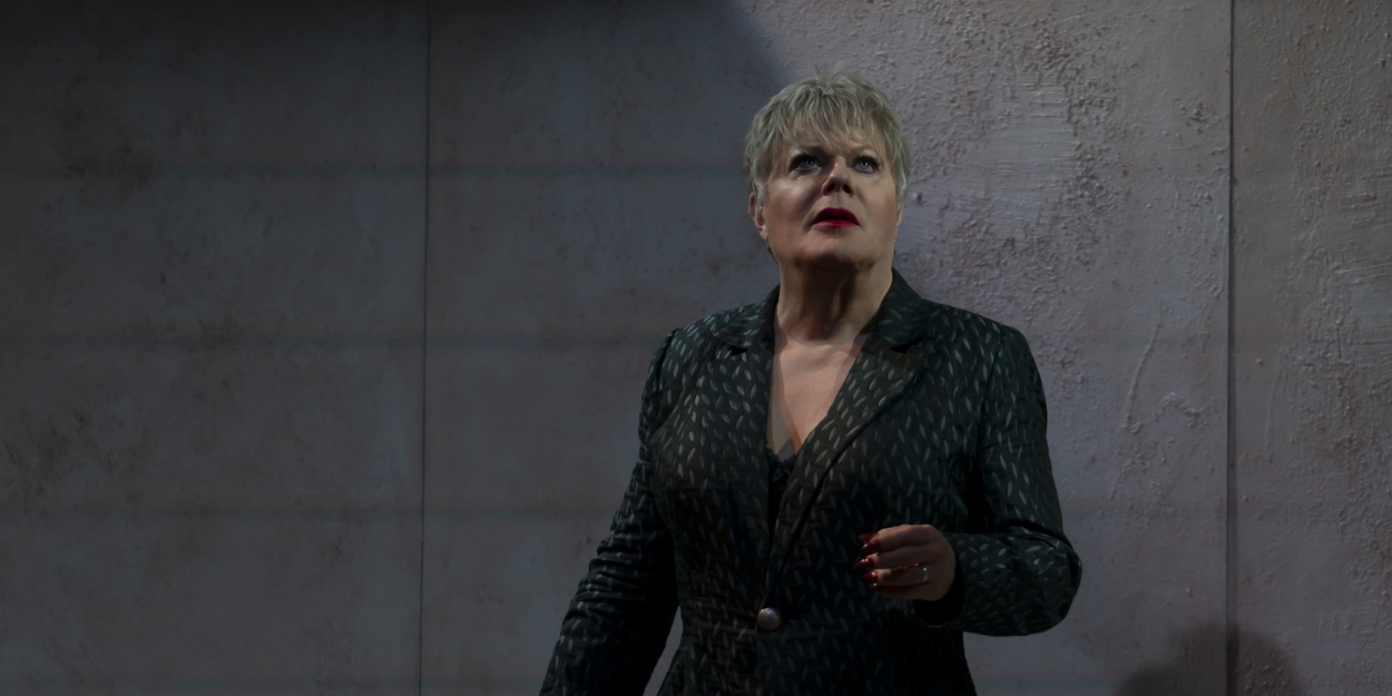 Video: How Eddie Izzard Is Playing All the Parts in HAMLET