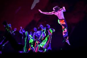 Cloud Gate Dance Theatre Performs Chicago Debut Of 13 TONGUES At Auditorium Theatre 