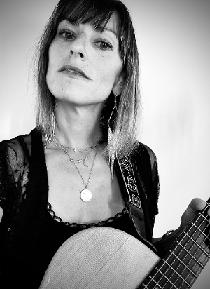 Award Winning Multi-Instrumentalist Sarah Blacker Returns To Club Passim 