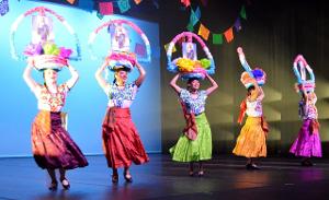 Alumnos De La Academia De La Danza Mexicana Ofrecieron Una Gran Fiesta De Danza Folclórica 