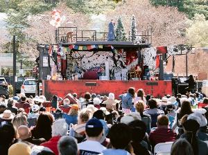 San Francisco Opera's 'Bohème Out Of The Box' Comes to the East Bay at Dublin's Emerald Glen Park Amphitheater Image