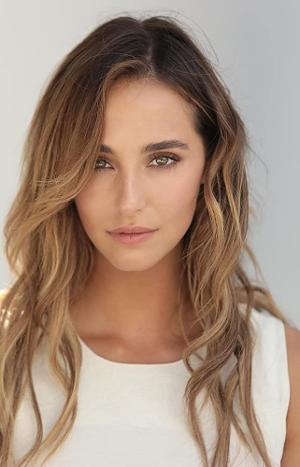 Lauren Swickard Makes Production And Screenwriting Debut In A CALIFORNIA CHRISTMAS Image