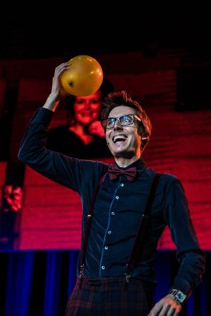 Mind Reader Chris Cox Returns to the Stage in Marlow Image