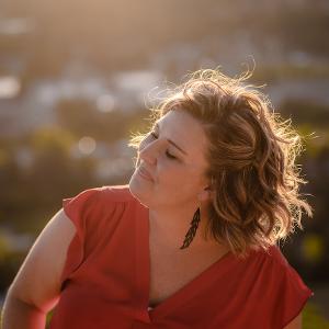 Pop Singer-Songwriter Elise Lieberth Premieres New Single 'Invincible' Image