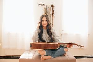 Lauren Davidson Releases Breakup Anthem 'Thinking About You' Image