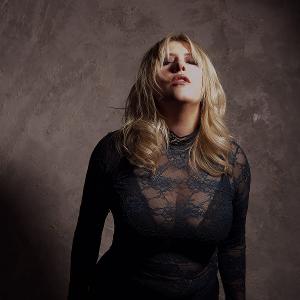 Brighton-Based Sadie Nix Releases Powerful Ballad 'Tell Me' Image