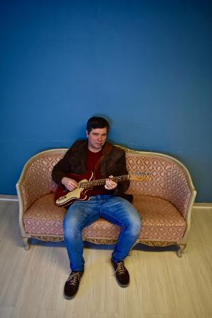 Tom Tikka Releases New Single 'With Eyes Closed' Image