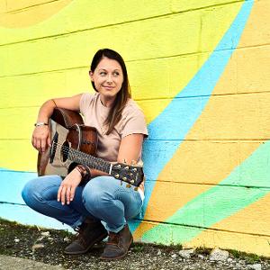Beth Snapp's Inspiring New Single “Higher Love” Finds Hope On The Horizon Image