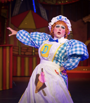 Panto Star John Barr Returns Queen's Theatre Hornchurch In ROBIN HOOD This Christmas Image