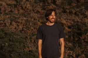 Viral Spotify Artist Nick Kingswell Performs Warming Indie Folk 