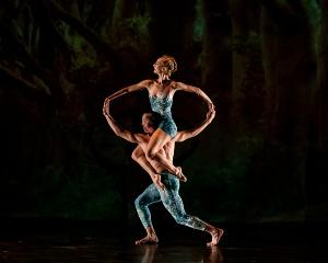 Dance Illusionist Troupe MOMIX Returns With Their Newest Creation, Alice Image