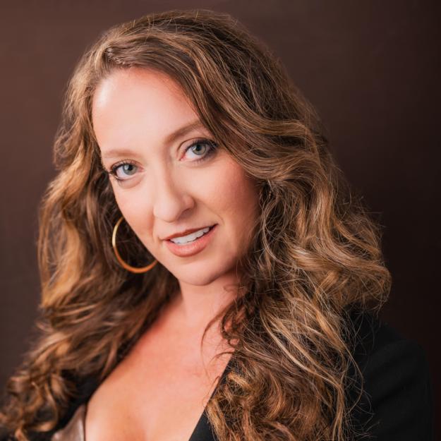 Interview: Shannen Hofheimer On Playing Star Cher in THE CHER SHOW at Clear Space The Photo