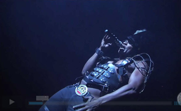 Adam Lambert wore borrowed clothing for the AI finale?