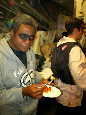 A Real Wolfman Eats: On Break from his Scareactor role in The Wolfman: The Curse of Talbot Hall at the Historic Universal House of Horrors, Darryl Maximilian Robinson has a snack. Just pizza, folks. 