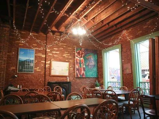 Performance Room of The Kipling: In the intimate dining hall at The Rudyard Kipling Pub of Louisville, Kentucky, Darryl Maximilian Robinson presented his one-man show A Bit of the Bard.