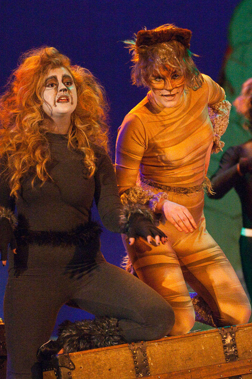 Sydney Stewart (right) and Theresa Garner (right) as Cassandra and Jellylorum during 