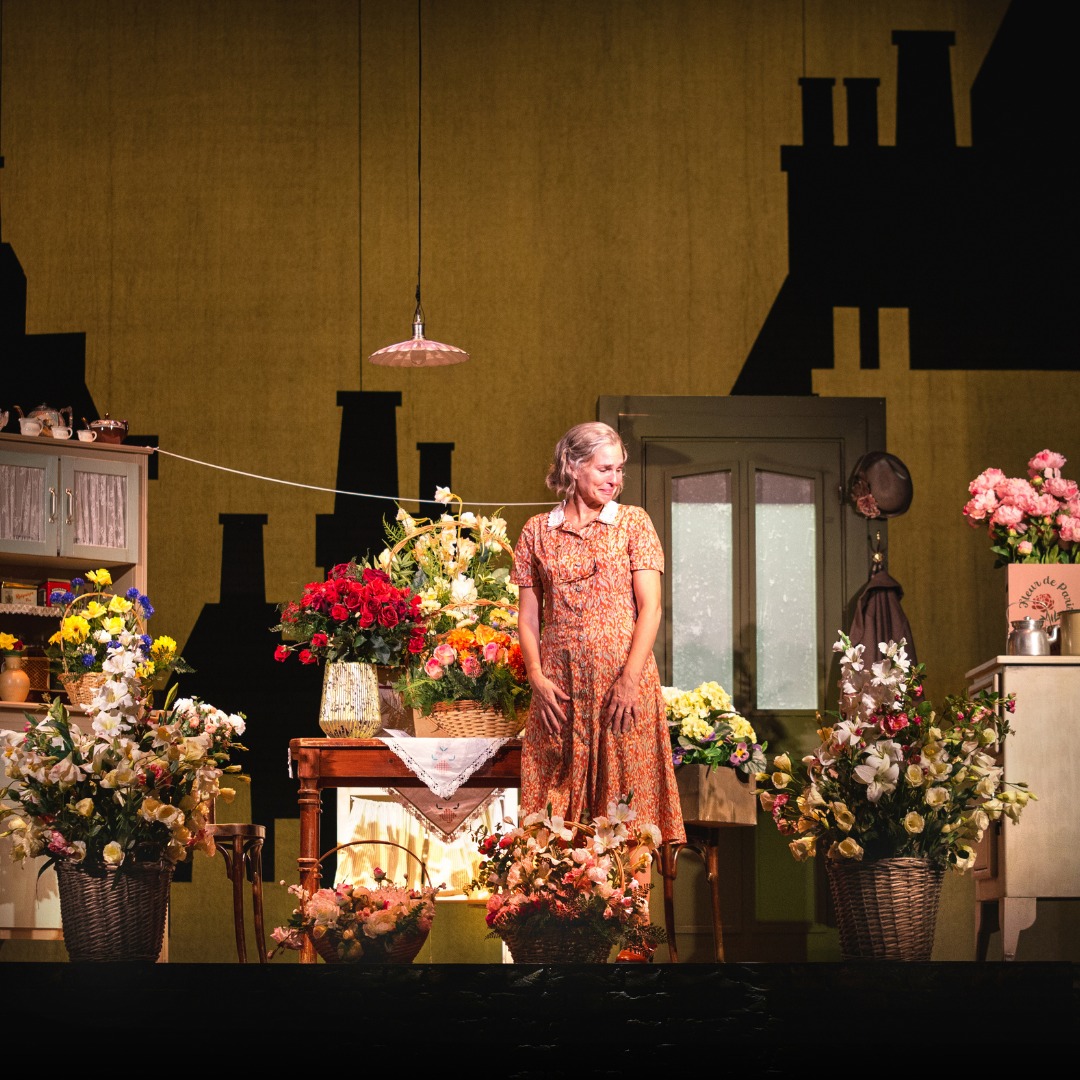 Flowers for Mrs Harris (Cecilie Nerfont) foto: Olle Renklint