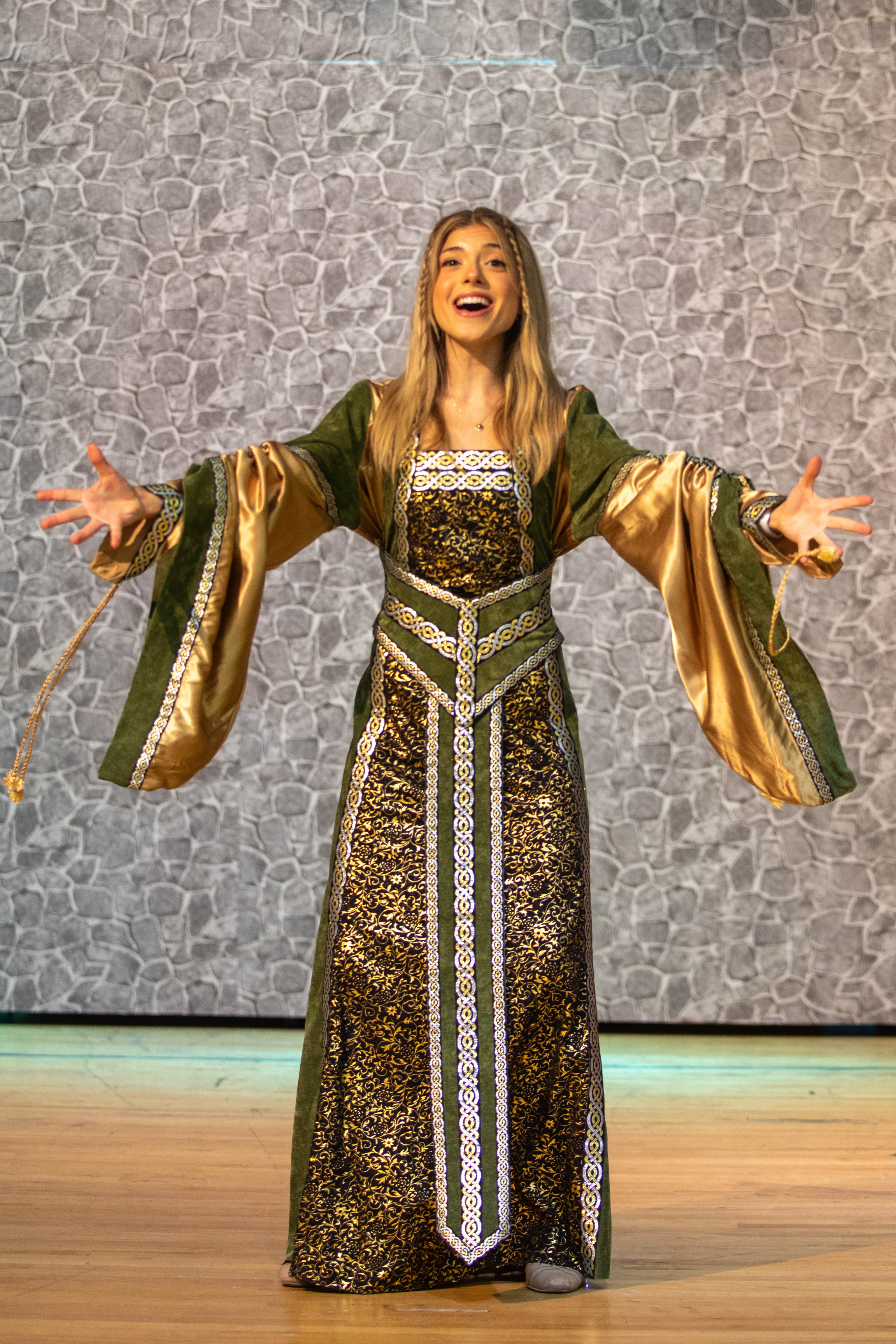 Malia Jaffe as Winnifred the Woebegone
Photo Credit: Milo Davis Photography