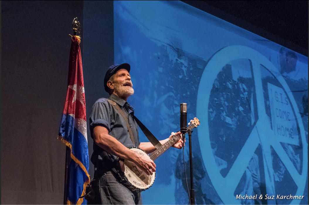 Randy Noojin as Pete Seeger in SEEGER: A MULTIM MEDIA SOLO SHOW. Photo credit: Michael and Sue Karchmer