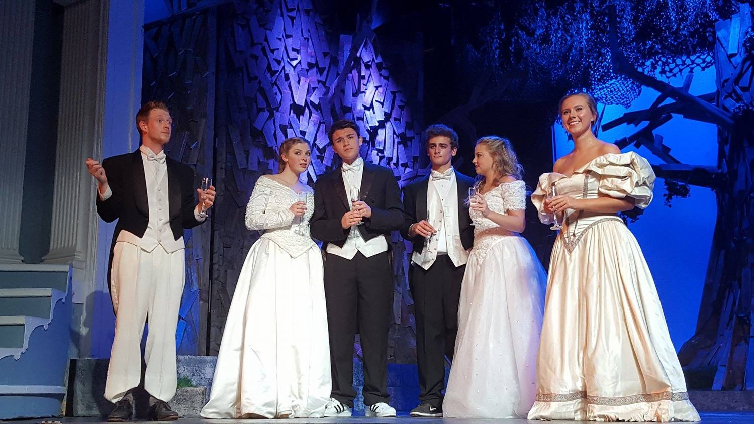 Te lovers (Rebecca Madiera as Helena, John Gnazzo as Demetrius, Claudia Noto as Hermia, and Ben Beckman as Lysander) make it out of the enchanted woods to join Oberon and Titania (Chris Lorenc and Elizabeth O Brien) in celebrating their long-awaited nuptial hours in 