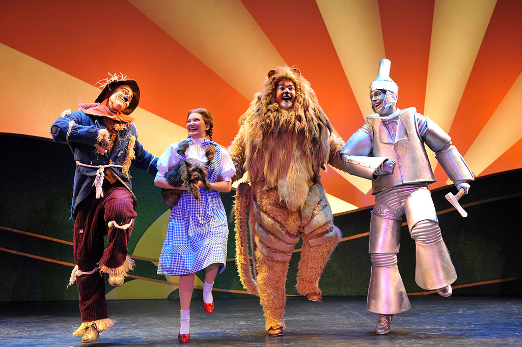 Photo: Dorothy and Friends (Adam Jepsen, Cassie Okenka, Dusty as Toto, Jesse Coleman and Peter Gosik) ©Peter Coombs
