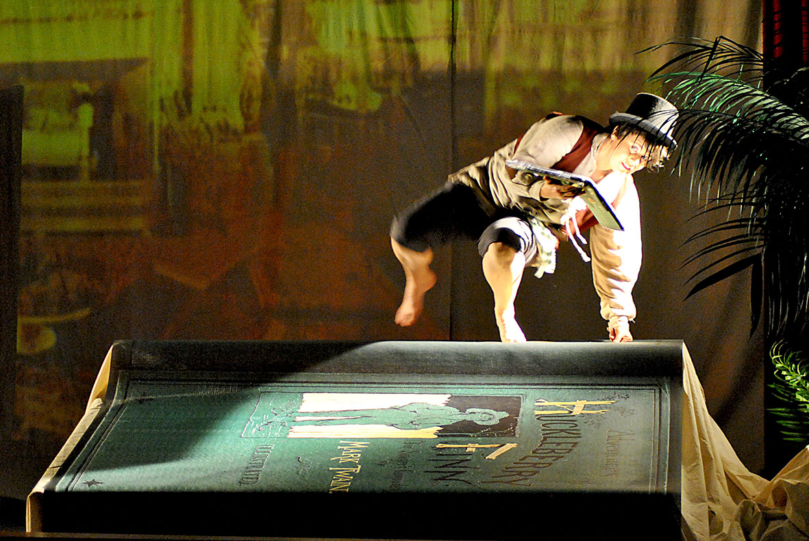 A second picture of the show with Anja Pirling in the role of Huckleberry Finn.