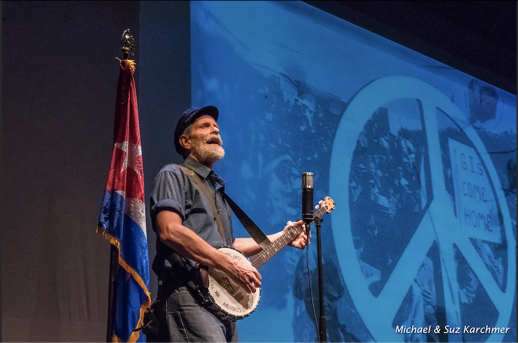 Randy Noojin performs as Pete Seeger in SEEGER: A MULTIMEDIA SOLO SHOW. Photo credit: Michael and Sue Karchmer