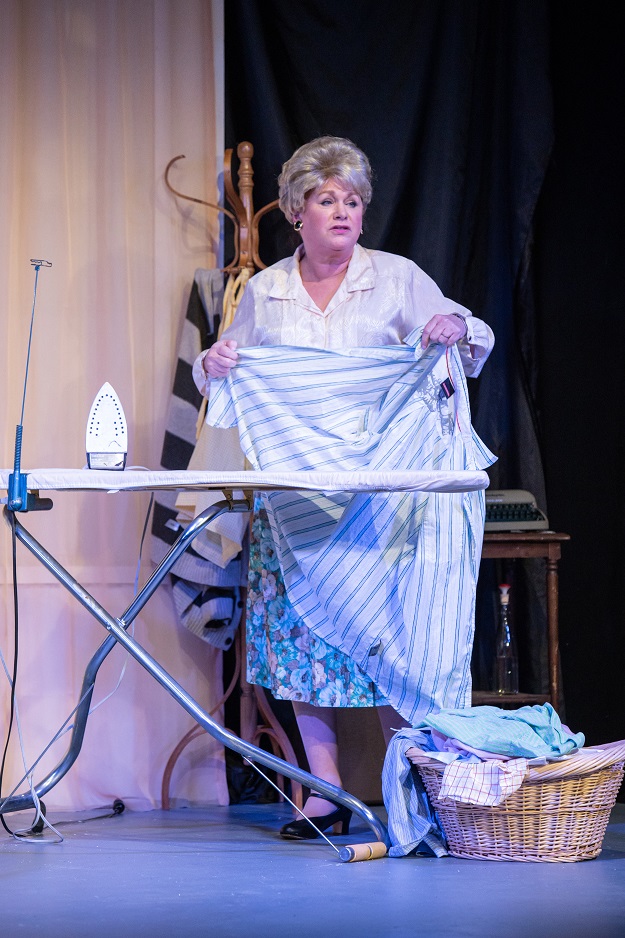 Helen Rapits as Erma Bombeck in Erma Bombeck: At Wit's End
Produced by triangle productions!
photo by Kinderpics/David Kinder