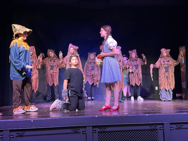 Leila Vargas as Scarecrow, Valentina Vargas as Toto, Evelynn Knox as Dorothy