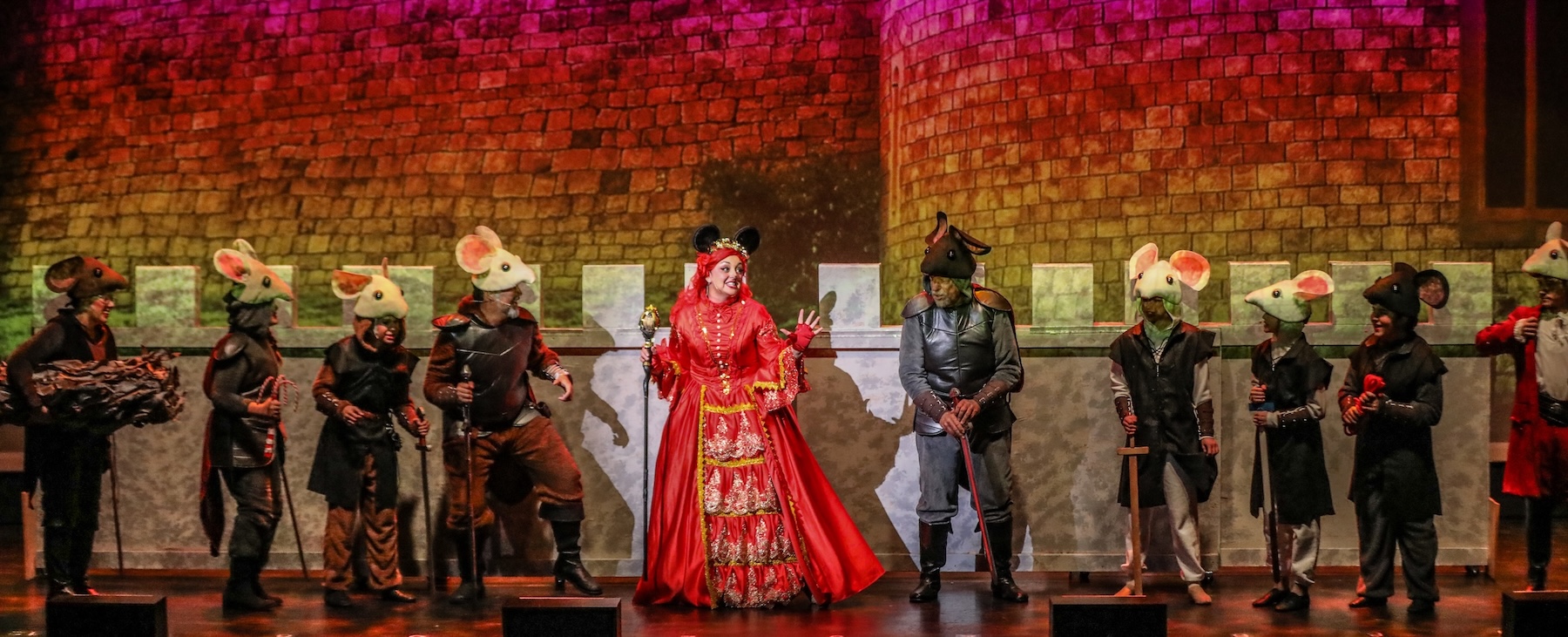 The evil Mouse Queen finds the Magic Nut, Krakatuk and invades the Land of Sweets.