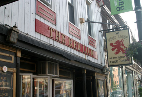 Pub Theatre: In the fall of 1987, Darryl Maximilian Robinson, in his role as Sir Richard Drury Kemp-Kean, presented A Bit of the Bard in a Chicago Premiere at The Red Lion Pub on North Lincoln Avenue.