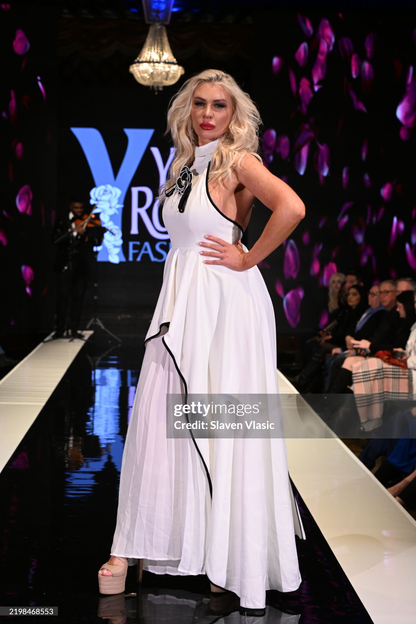 HiTechMODA Productions NYFW Season 13 - Yesi Rose Fashion NEW YORK, NEW YORK - FEBRUARY 08: Violinist Dr. Edward W. Hardy performs on stage while a model walks the runway wearing Yesi Rose Fashion du HiTechMODA Productions NYFW Season 13 - Yesi Rose Fashion NEW YORK, NEW YORK - FEBRUARY 08: Violinist Dr. Edward W. Hardy performs on stage while a model walks the runway wearing Yesi Rose Fashion du