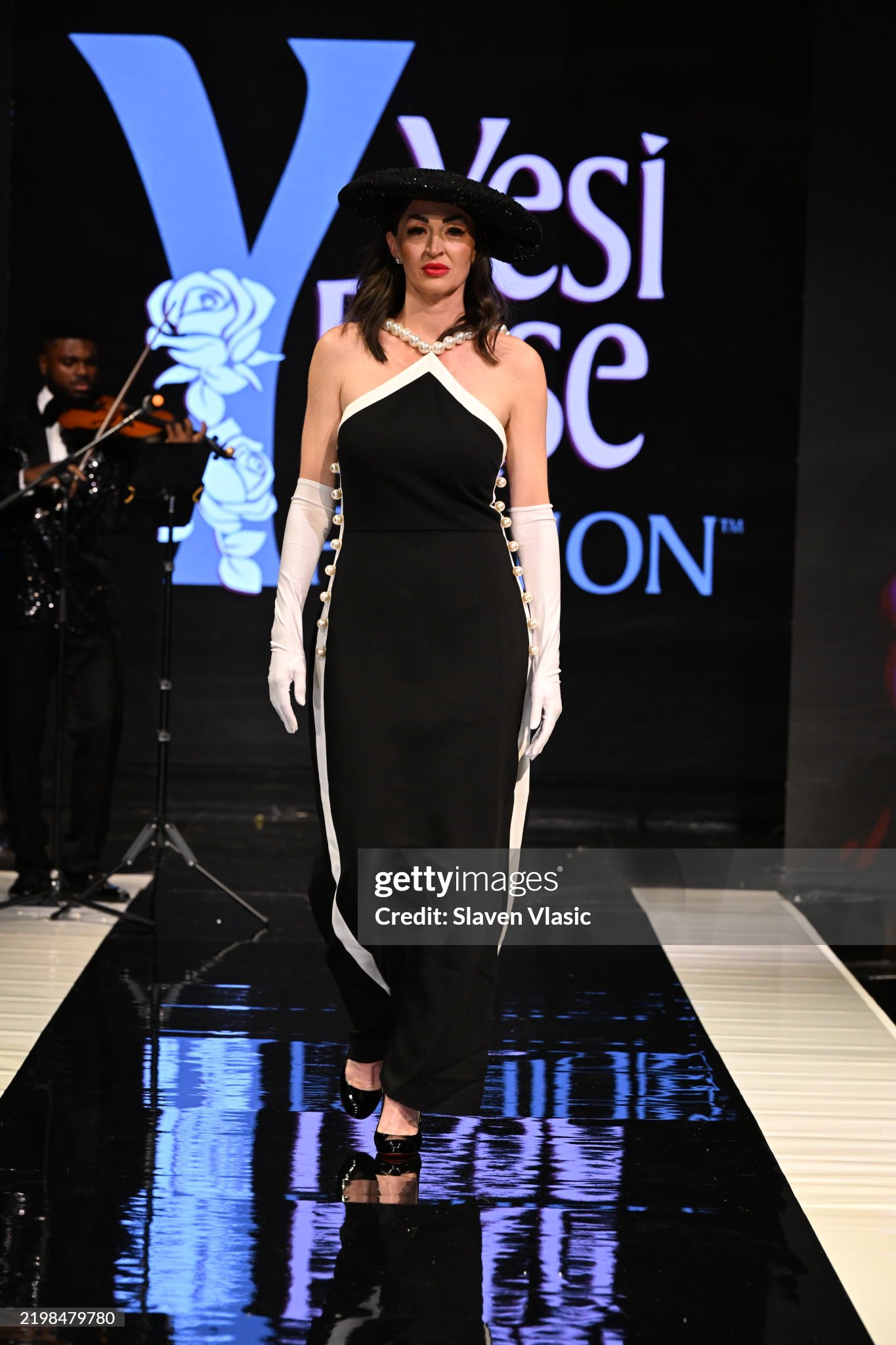 HiTechMODA Productions NYFW Season 13 - Yesi Rose Fashion NEW YORK, NEW YORK - FEBRUARY 08: Violinist Dr. Edward W. Hardy performs on stage while a model walks the runway wearing Yesi Rose Fashion du HiTechMODA Productions NYFW Season 13 - Yesi Rose Fashion NEW YORK, NEW YORK - FEBRUARY 08: Violinist Dr. Edward W. Hardy performs on stage while a model walks the runway wearing Yesi Rose Fashion du
