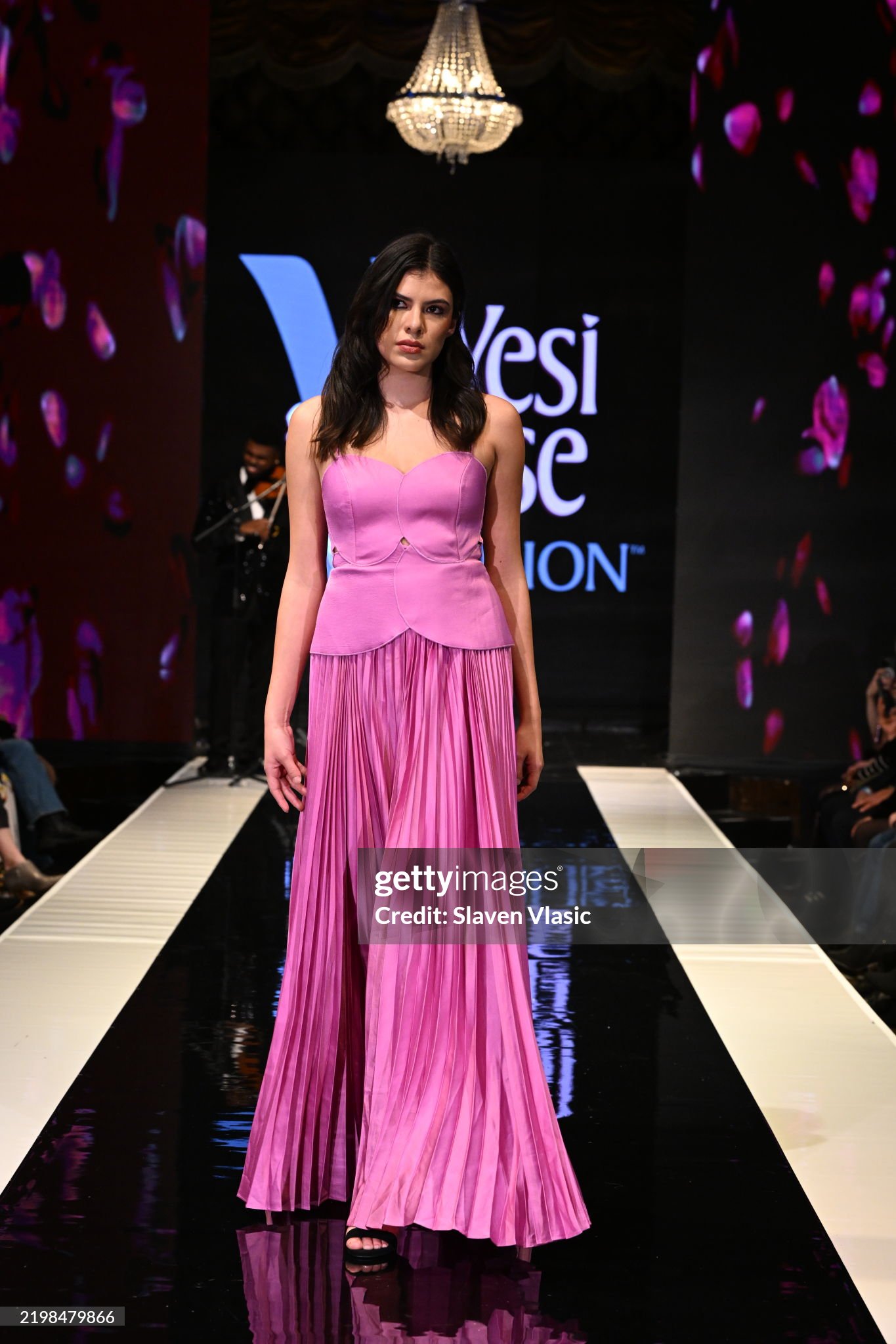 HiTechMODA Productions NYFW Season 13 - Yesi Rose Fashion NEW YORK, NEW YORK - FEBRUARY 08: Violinist Dr. Edward W. Hardy performs on stage while a model walks the runway wearing Yesi Rose Fashion du HiTechMODA Productions NYFW Season 13 - Yesi Rose Fashion NEW YORK, NEW YORK - FEBRUARY 08: Violinist Dr. Edward W. Hardy performs on stage while a model walks the runway wearing Yesi Rose Fashion du