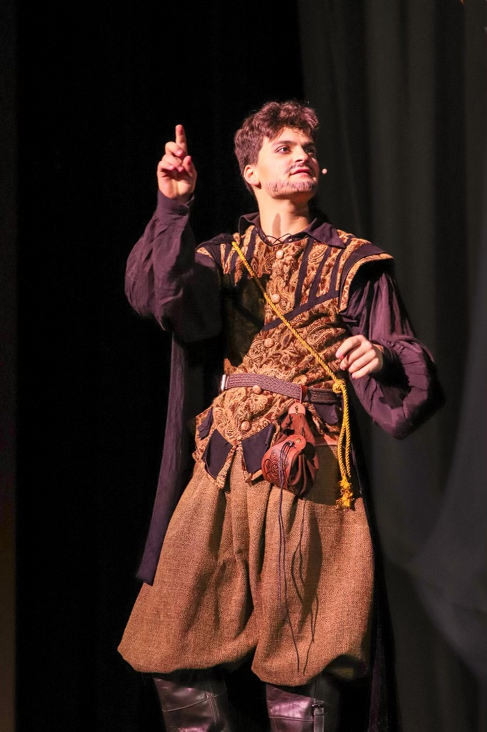 Rosencrantz (Jack Andersen) observes a coin. 8