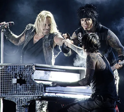 Mötley Crüe at Shoreline Amphitheatre in Thousand Oaks