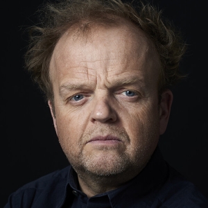 Toby Jones - Karl Linder