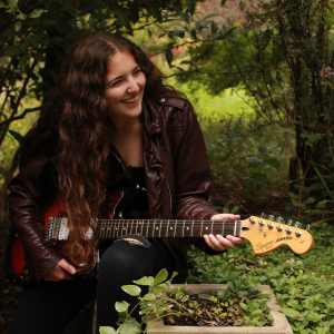 Paige Menneci - Guitarist