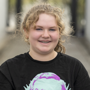 Halle Slifka - Hunter with a shrunken head (Bob), Ensemble