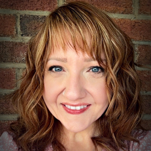 Kelly Greever - GLINDA/AUNT EM