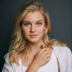 ELLA OLESEN - Puck
