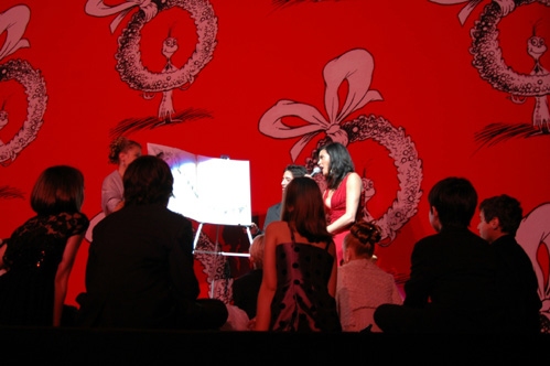 Teri Hatcher reading with children on-stage Photo