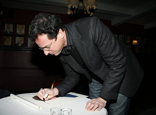 Bob Saget autographs his caricature
 Photo