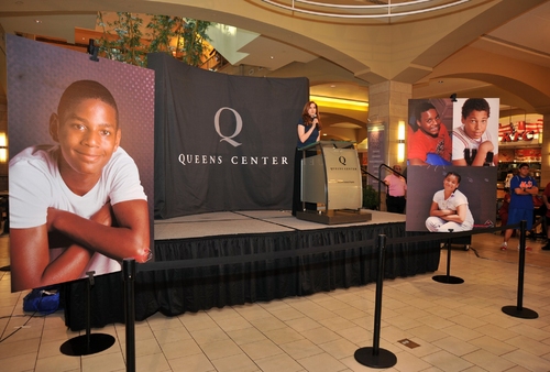 Photo Coverage: Jeannette Bayardelle Performs for the Heart Gallery Image