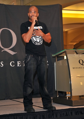 Photo Coverage: Jeannette Bayardelle Performs for the Heart Gallery Image