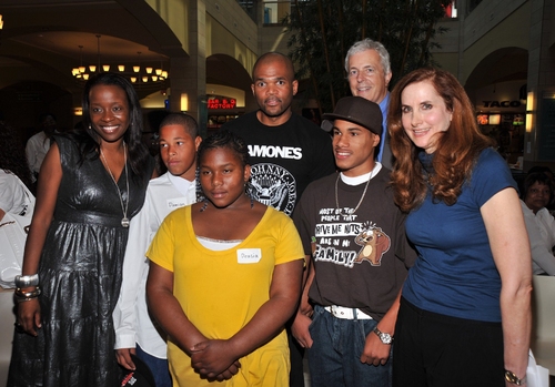 Photo Coverage: Jeannette Bayardelle Performs for the Heart Gallery Image