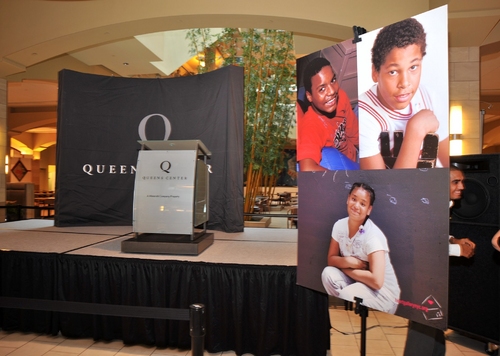 Photo Coverage: Jeannette Bayardelle Performs for the Heart Gallery Image