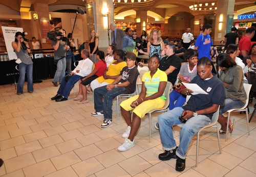 Photo Coverage: Jeannette Bayardelle Performs for the Heart Gallery Image