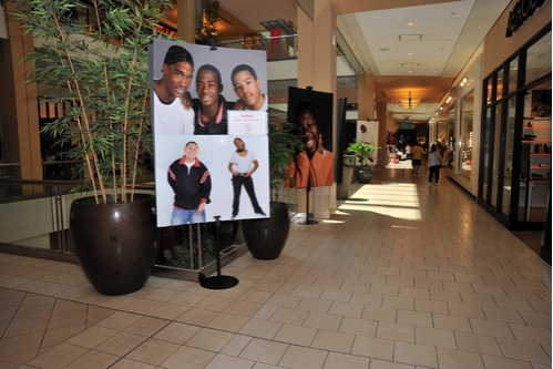 Photo Coverage: Jeannette Bayardelle Performs for the Heart Gallery Image