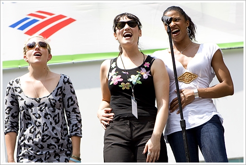 Photo Flash: 'Seasons of Love' RENT in Bryant Park Image